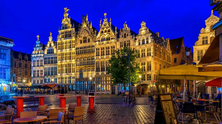 Nächtliche Ansicht des Grote Markt (Marktplatz) in Antwerpen, Belgien